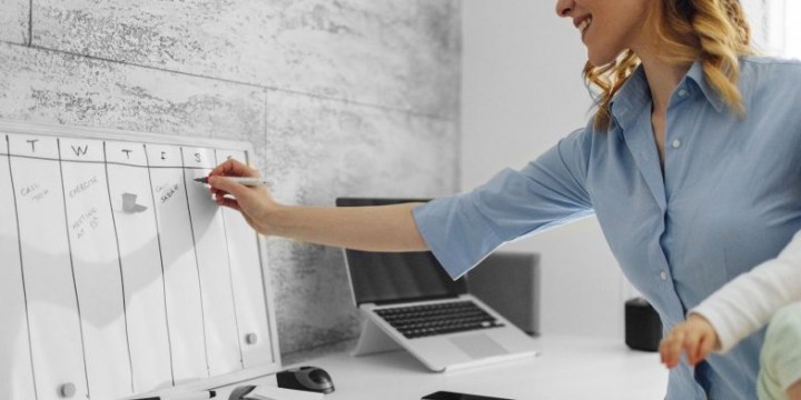 femme-tableau-equilibre-vie-pro-vie-perso-